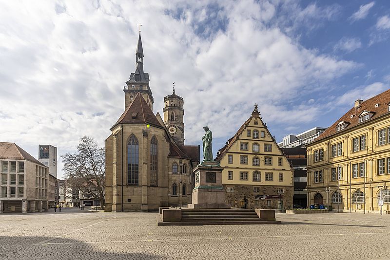 Schillerplatz in Stuttgart mit Blick auf Stiftskirche