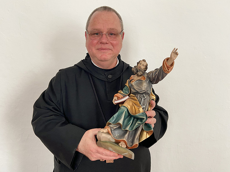 Abt Petrus Höhensteiger mit einer Figur des heiligen Petrus
