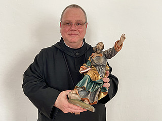 Abt Petrus Höhensteiger mit einer Figur des heiligen Petrus