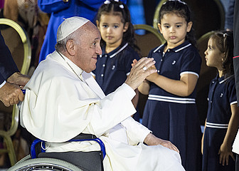Papst Franziskus winkt, Kinder stehen vor ihm, während der Eröffnung des zehnten katholischen Weltfamilientreffens am 22. Juni 2022 im Vatikan.