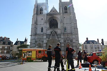 Feuerwehrmänner vor der Kathedrale in Nantes