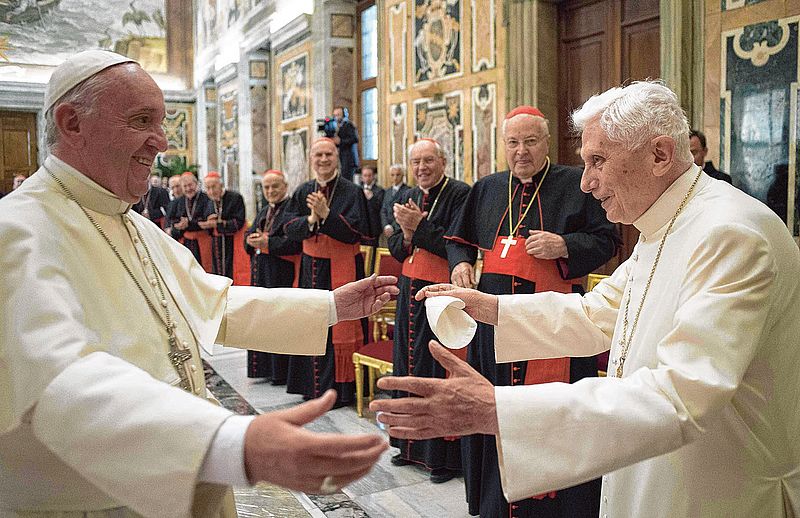 Papst Franziskus (links) und Papst Benedikt XVI.