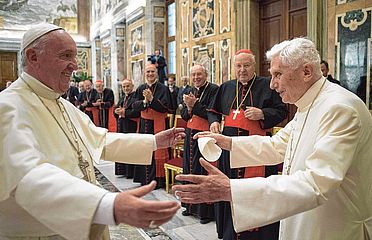 Papst Franziskus (links) und Papst Benedikt XVI.