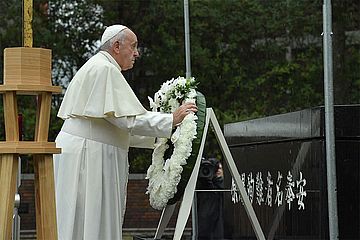 Papst Franziskus legt Kranz im Atomic Bomb Hypocenter Park in Nagasaki nieder.