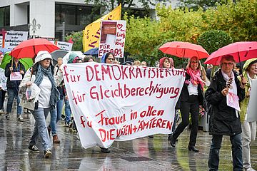Menschen demonstrieren am 26. September 2019 in Fulda für Frauenrechte in der katholischen Kirche. Sie tragen ein großes Banner mit der Aufschrift 