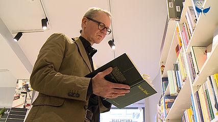 Alois Bierl beim Lesen
