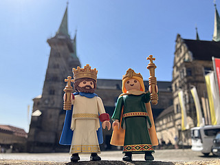 Vor dem Dom in Bamberg stehen zwei Playmobilfiguren