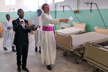 missio Präsident Monsignore Wolfgang Huber weiht eine Klinik in Tansania ein.