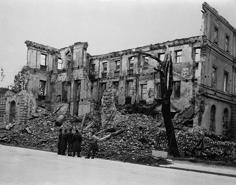Die Ruinen des "Braunen Hauses" kurz vor Kriegsende im April 1945
