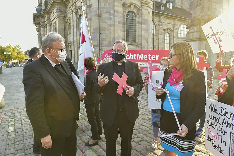 Bei der vergangenen Bischofsversammlung in Fulda überreichte die Katholische Frauengemeinschaft Deutschlands (kfd) den Bischöfen Bätzing und Bode einen symbolträchtigen "MachtMeter".