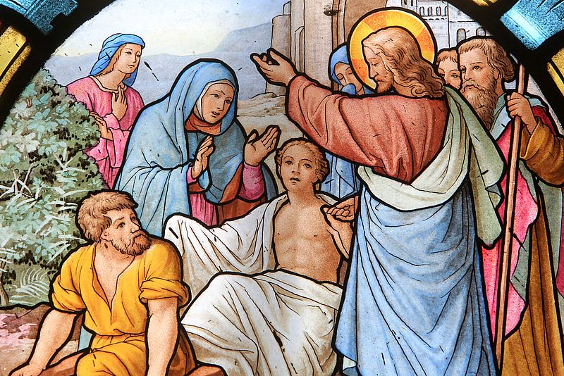 Glasfenster zeigt Jesus bei einer Heilung