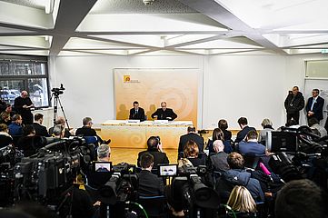 Großes Medieninteresse bei der Pressekonferenz zur Aufbereitung des sexuellen Missbrauchs in der Kirche am Mittwoch in Lingen mit Bischof Ackermann (vorne rechts)