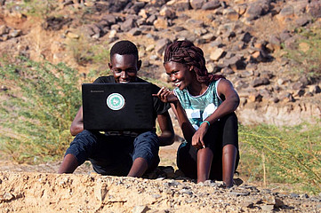 Zwei Kenianer mit Laptop