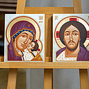 Zwei Ikonen von Maria und dem Jesuskind und Jesus auf einer Staffelei.