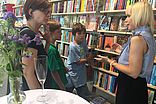 Buchhändlerin Rosemarie Hackenberg berät Julia Pfeffer und ihren Sohn Leo.