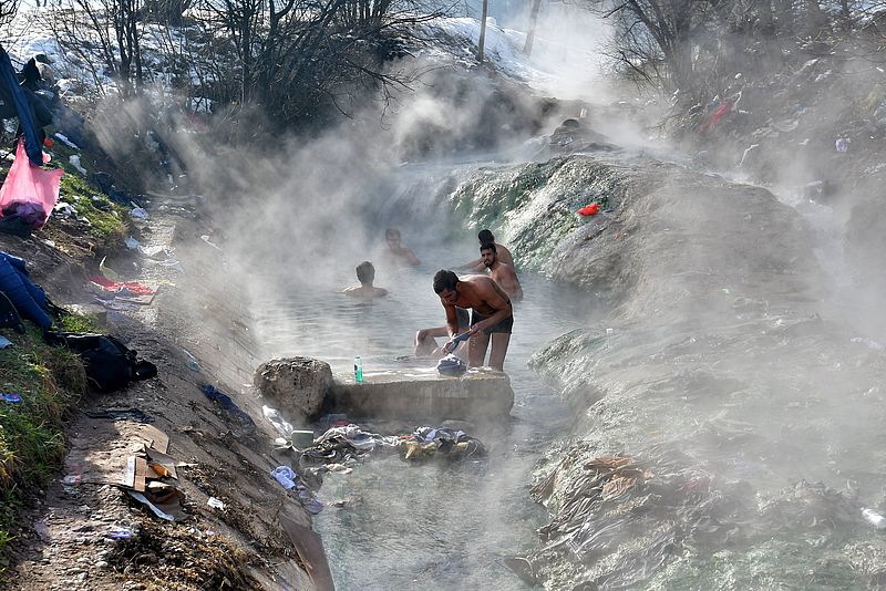 Geflüchtete machen Wäsche und baden in einer Schwefelquelle in Sarajevo in Bosnien-Herzegowina im Januar 2021.