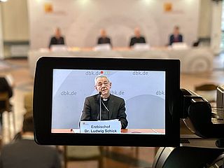 Erzbischof Ludwig Schick bei der Pressekonferenz