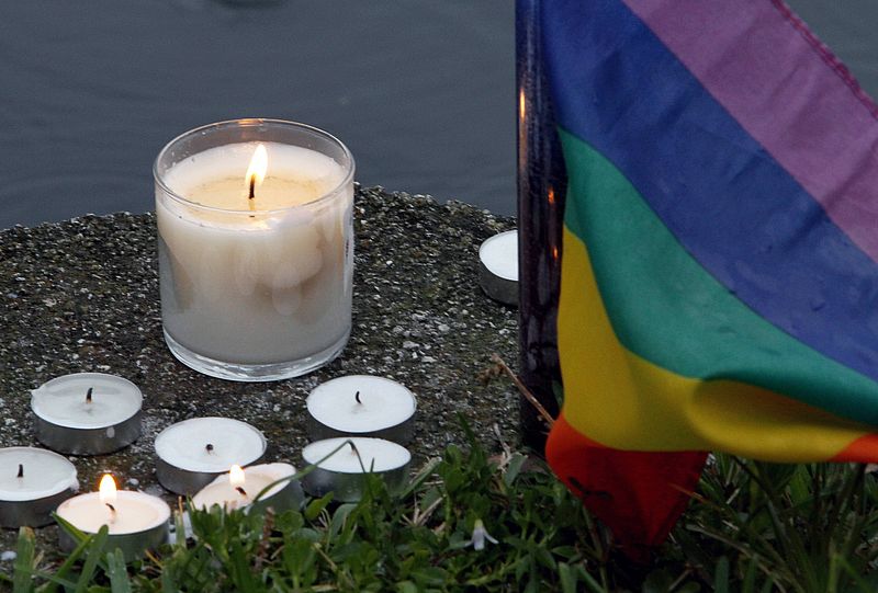 Kerzen und Regenbogenfahne: Trauer um die Opfer in Orlando