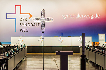 Blick in den Sitzungssaal bei der Vollversammlung des Synodalen Wegs