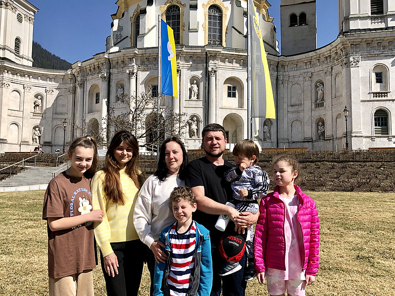 Viktoriya Botvinieva mit ihrer Familie und weiteren Geflüchteten.