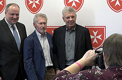 Landrat Christoph Göbel, Fußballlegende Paul Breitner und Oberbürgermeister Dieter Reiter (von links)