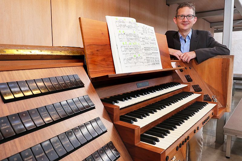 Tobias Skuban hinter einer Orgel