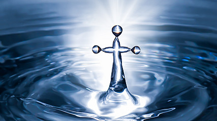 Wassertropfen in Form eines Kreuzes