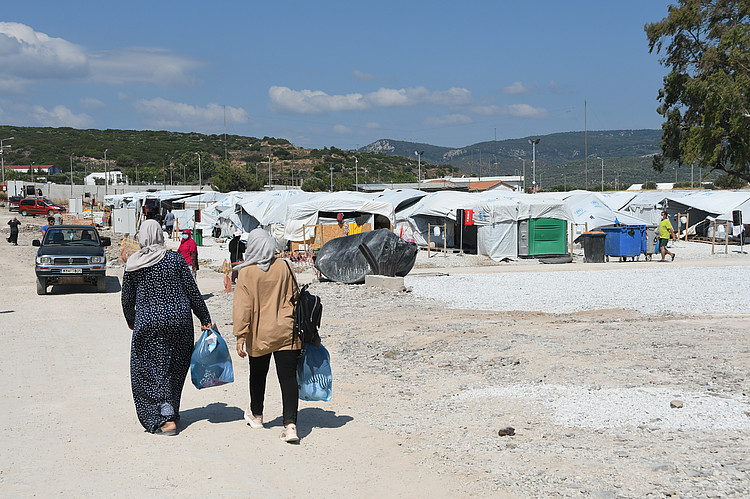 Blick in Zeltlager für Geflüchtete auf Lesbos