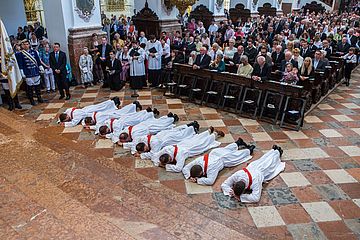 Acht Männer wurden im Freisinger Mariendom zu Priestern geweiht.