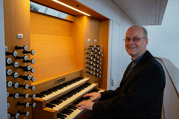 Organist Rainer Dietz an der Orgel