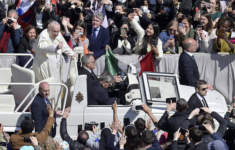 Papst Franziskus fährt mit dem Papamobil über den Petersplatz. 