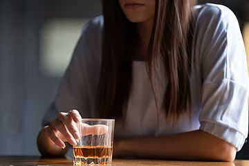 Frau mit Whisky-Glas