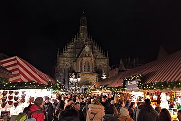 Nürnberger Christkindlesmarkt vor dem Rathaus