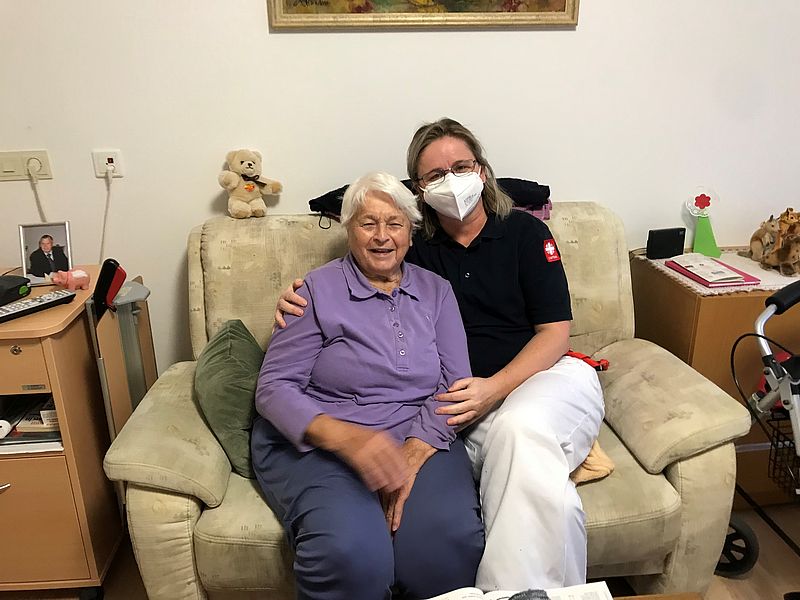 Ingeborg Treinies (87) und Mira Blazevic (48) sitzen Arm in Arm auf dem beigen Sofa von Treinies. 