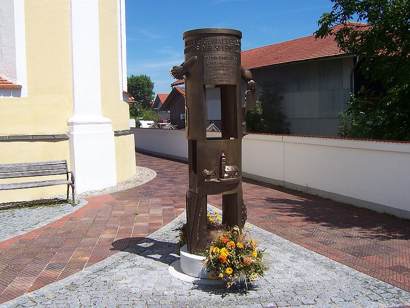 Denkmal für Josef Grimm und Georg Hangl auf dem Göttinger Friedhof 