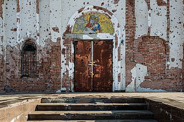 Vom Krieg zerstörte Kirche in der Ukraine