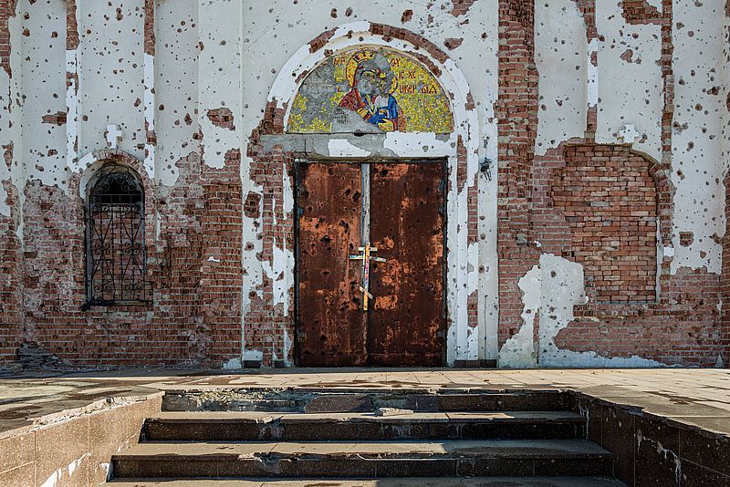 Vom Krieg zerstörte Kirche in der Ukraine
