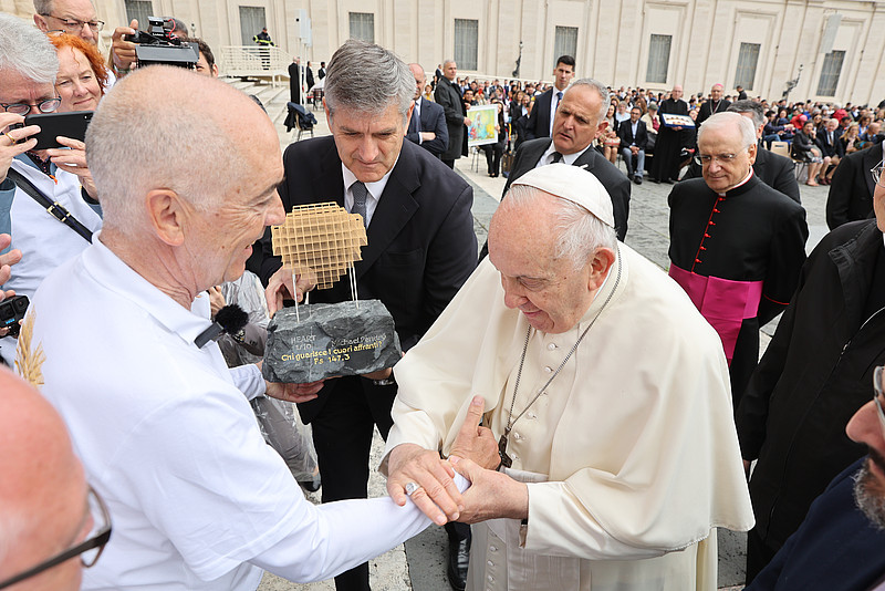 Richard Kick übergibt Kunstwerk "Heart" an Papst Franziskus.