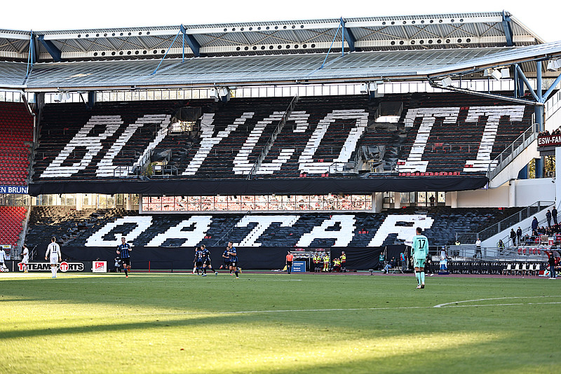 "Boycott Qatar" ist bei einem Protest im Fußballstadium in den Zuschauerrängen zu lesen.