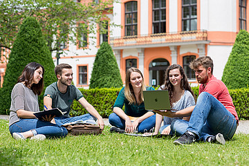Studierende im Grünen vor der Uni in Eichstätt