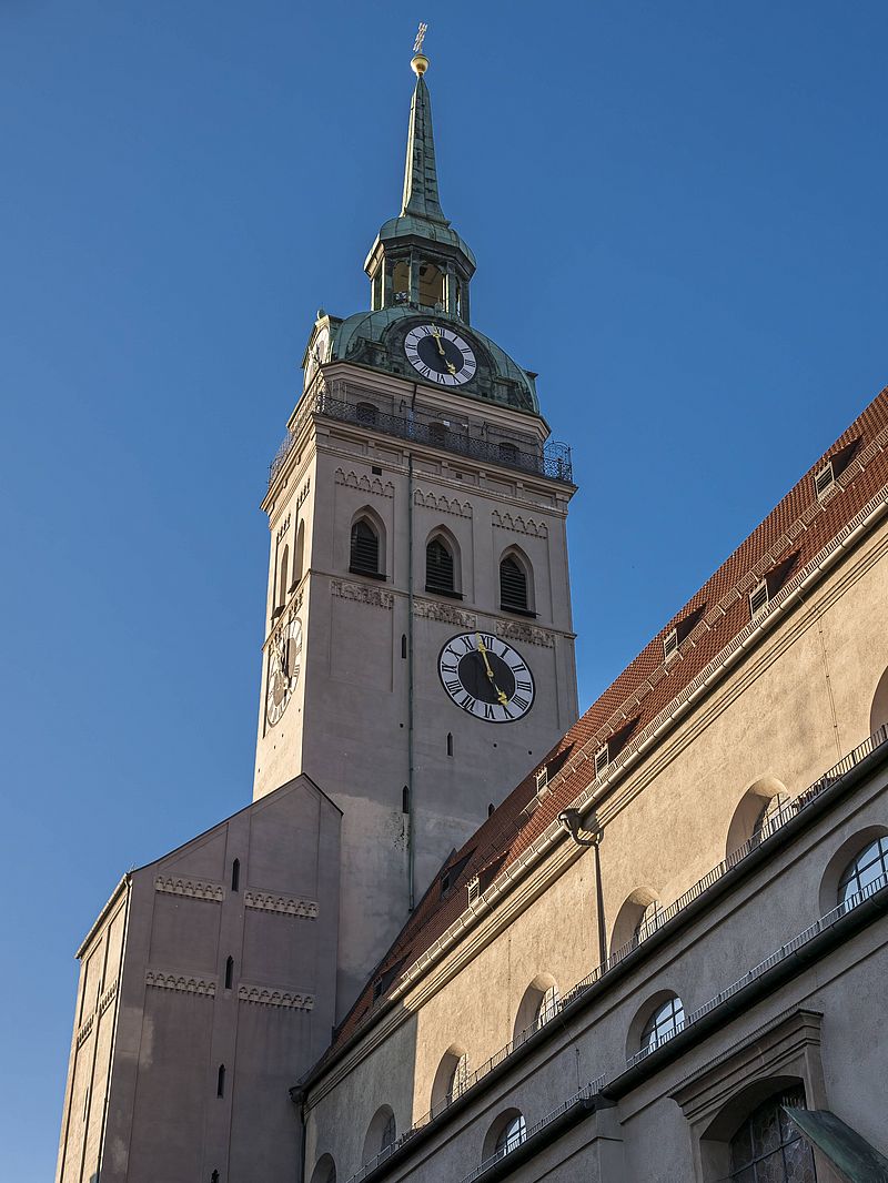 Acht Uhren und rund 300 Stufen machen den Turm von St. Peter zu einem Wahrzeichen Münchens.