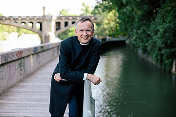 Porträt Christian Kopp auf Brücke