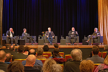 Blick auf das Podium im Künstlerhaus mit Kardinal Marx (2. von rechts)