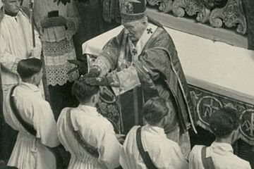 Joseph Ratzinger wurde am 29. Juni 1951 gemeinsam mit seinem älteren Bruder Georg im Freisinger Mariendom zum Priester geweiht.