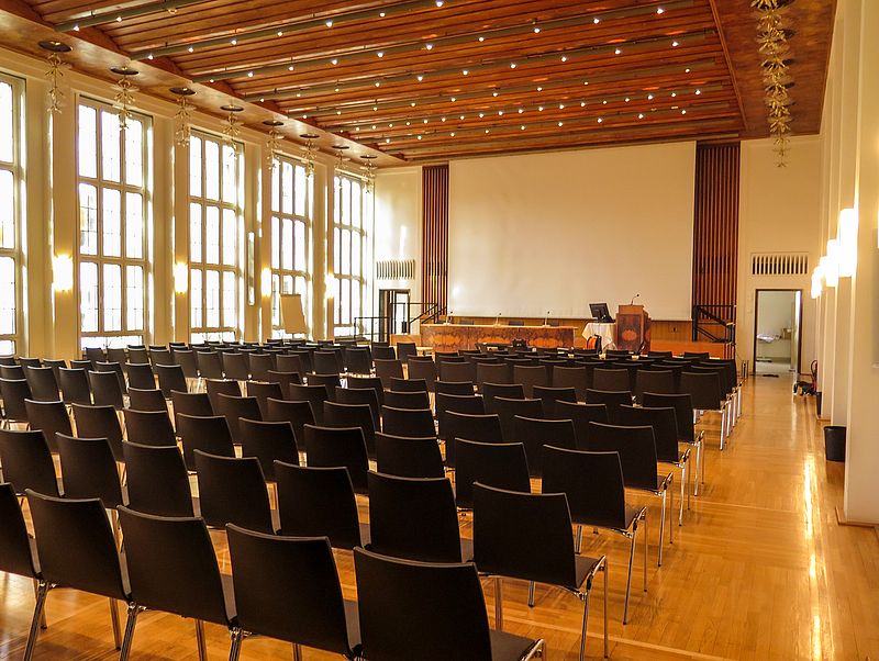 Leere Stuhlreihen im Tagungsraum im Tagungszentrum Dominikanerkloster in Frankfurt.