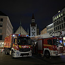 Bild von zwei Feuerwehrautos nachts am Marienplatz.