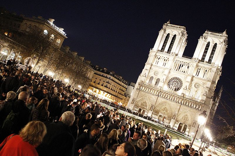 Gedenken für die Opfer der Terroranschläge in Paris vor Notre Dame