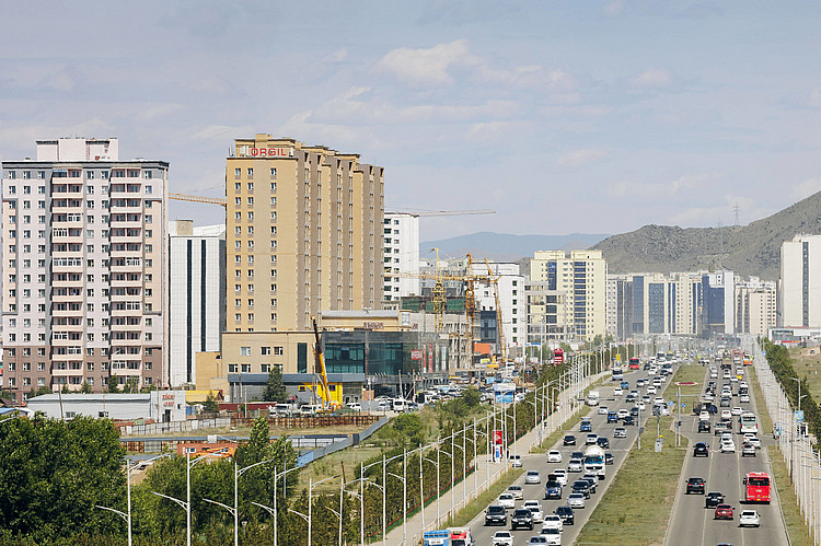 Blick auf Ulan Bator: Hochhäuser und Straßen