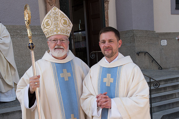 Kardinal Sean O'Malley und Neupriester Bruder Thomas Maria Schied