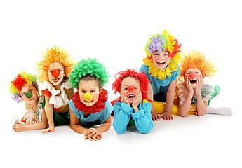 Als Clowns verkleidete Kinder